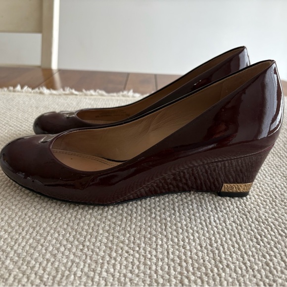 Tory Burch Brown/Burgundy Patent Leather Wedge Pumps Round Toe Gold Accent Sz 7M - Picture 1 of 7